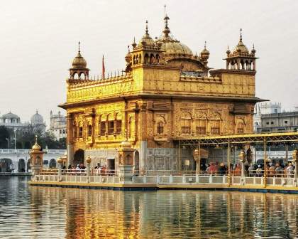 Goldener Tempel am Wasser